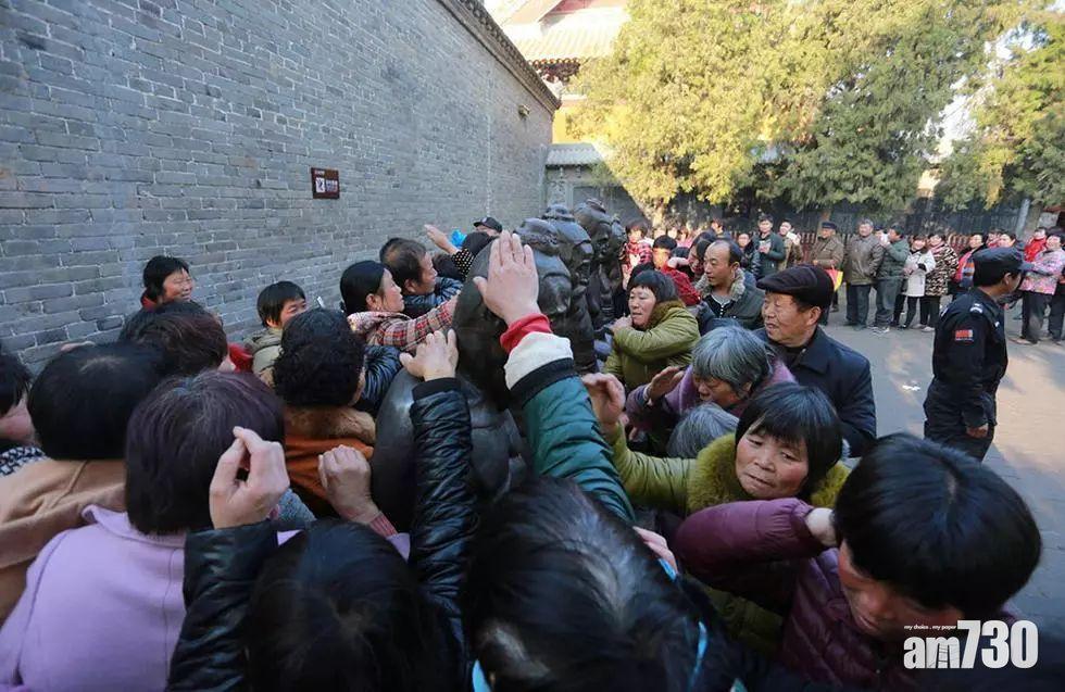 【迷信？】萬人排隊打秦檜像 竟為祈求健康