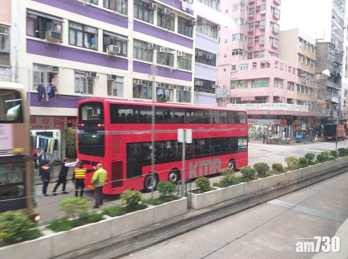 「紅巴2.0」載客首日　長沙灣道「跪低」