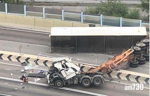 屯門貨櫃車翻側司機拋出車外重傷