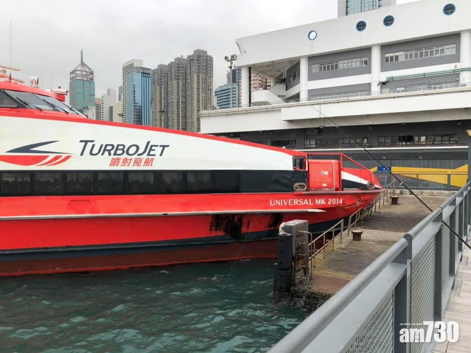 載人噴射船疑失控撞海濱