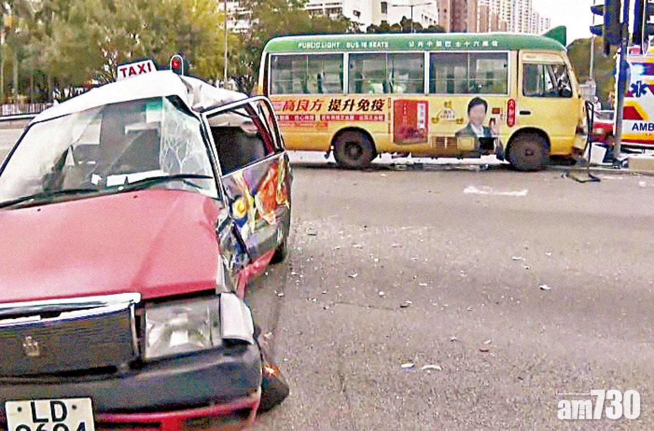 的士小巴相撞9人傷