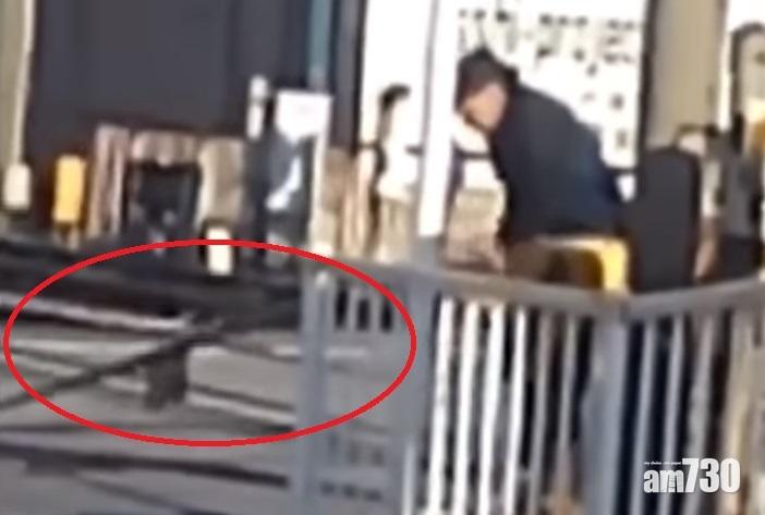 【返工趕時間】鐵道口等到唔耐煩  日漢鋸斷欄杆開車走 (有片)