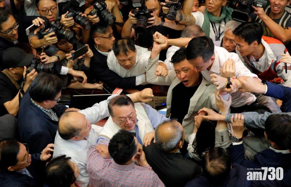 【逃犯條例】民主建制派爭用會議室爆衝突  范國威跌倒由擔架抬走