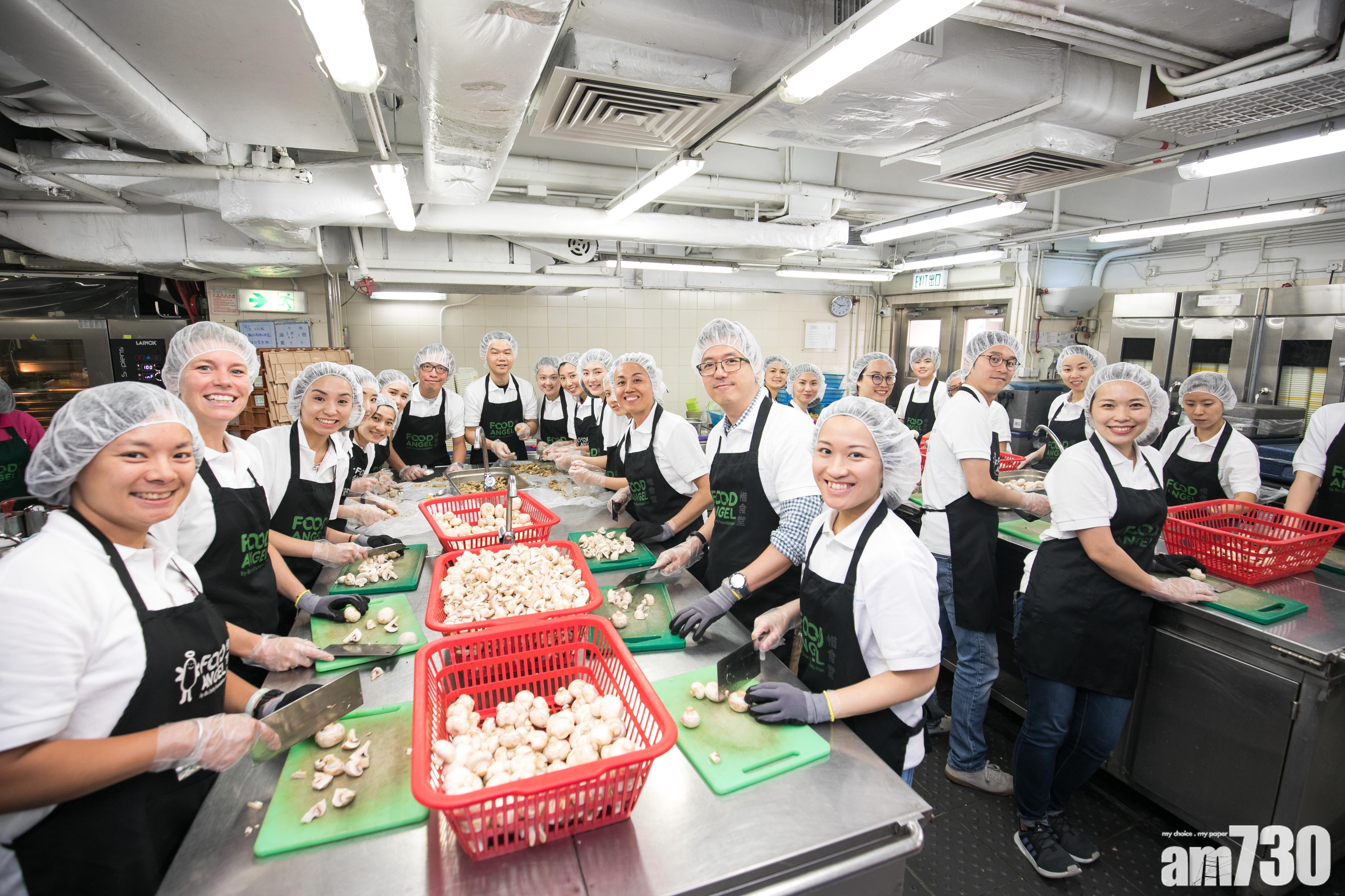 企業高層走入深水埗 為150名長者送暖