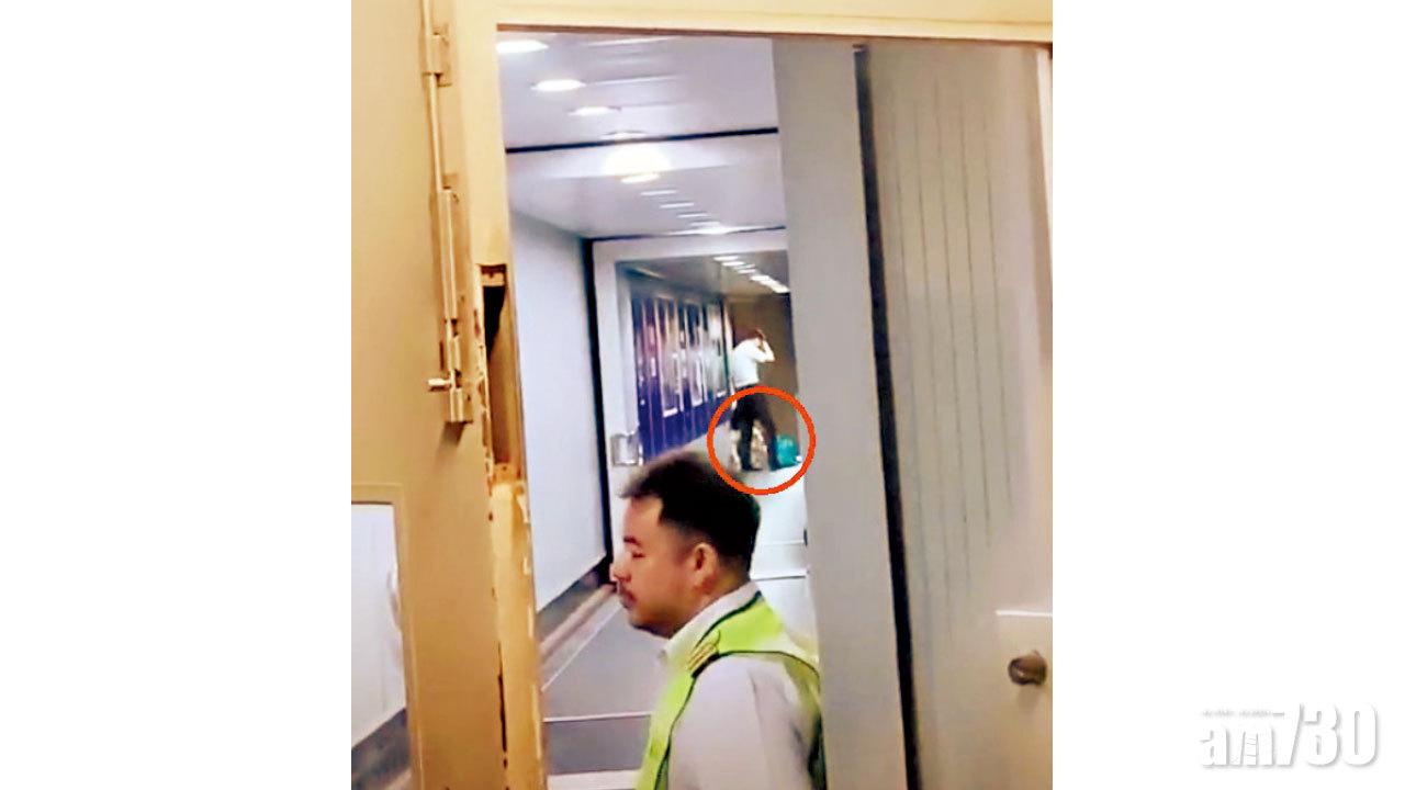 女掃貨不入閘 母霸登機橋阻起飛