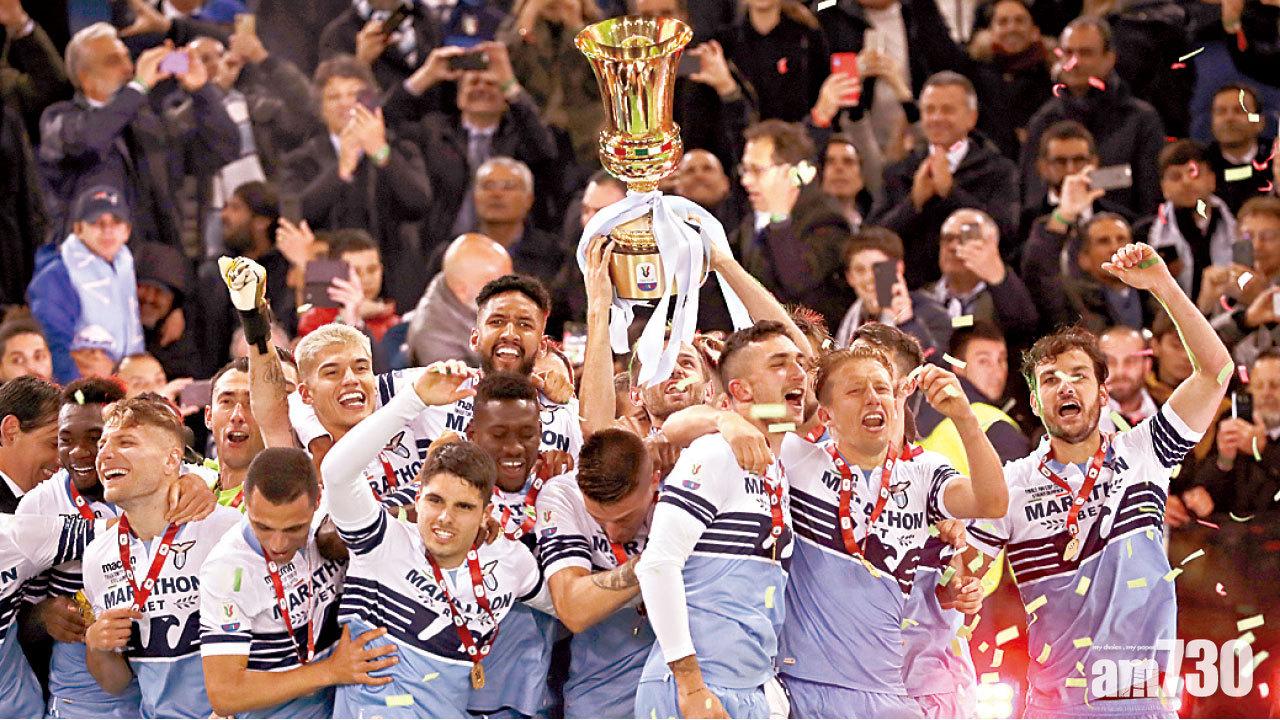 圖片新聞: 捧盃