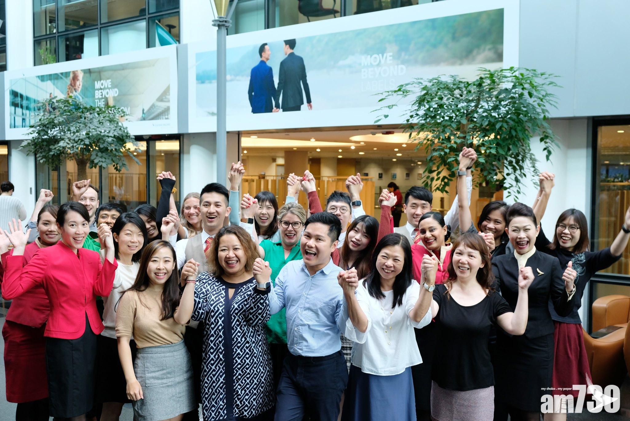 國泰男男拖手廣告「解禁」　JCDecaux：准港鐵站展示　待客戶回覆