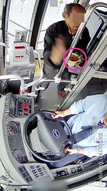 撒辣汁致司機急剎車釀2傷 湖北巴士惡客被捕