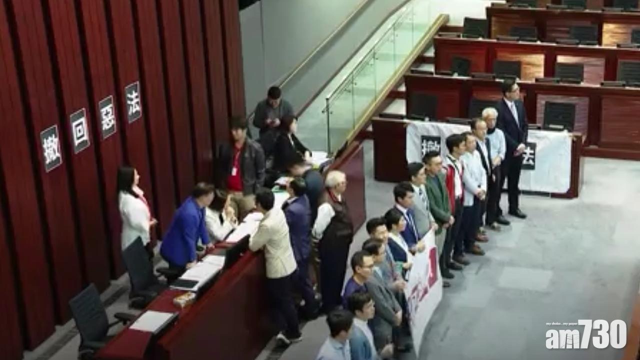 【逃犯條例】民主派拉橫額叫口號貼「撤回惡法」標語