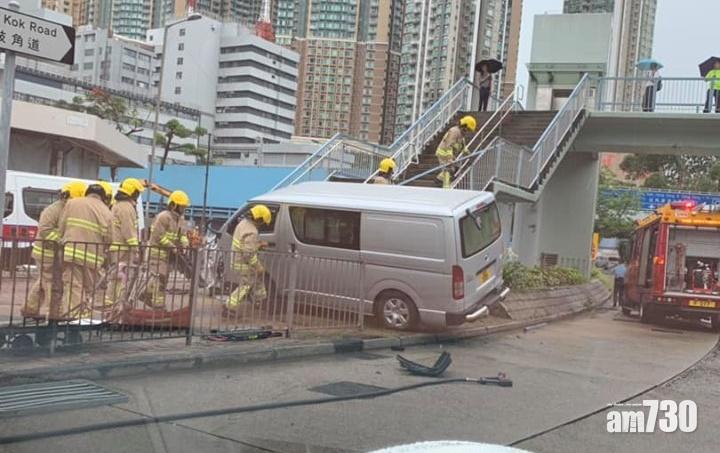 長沙灣客貨車失控剷上行人路  女途人捱撞送院