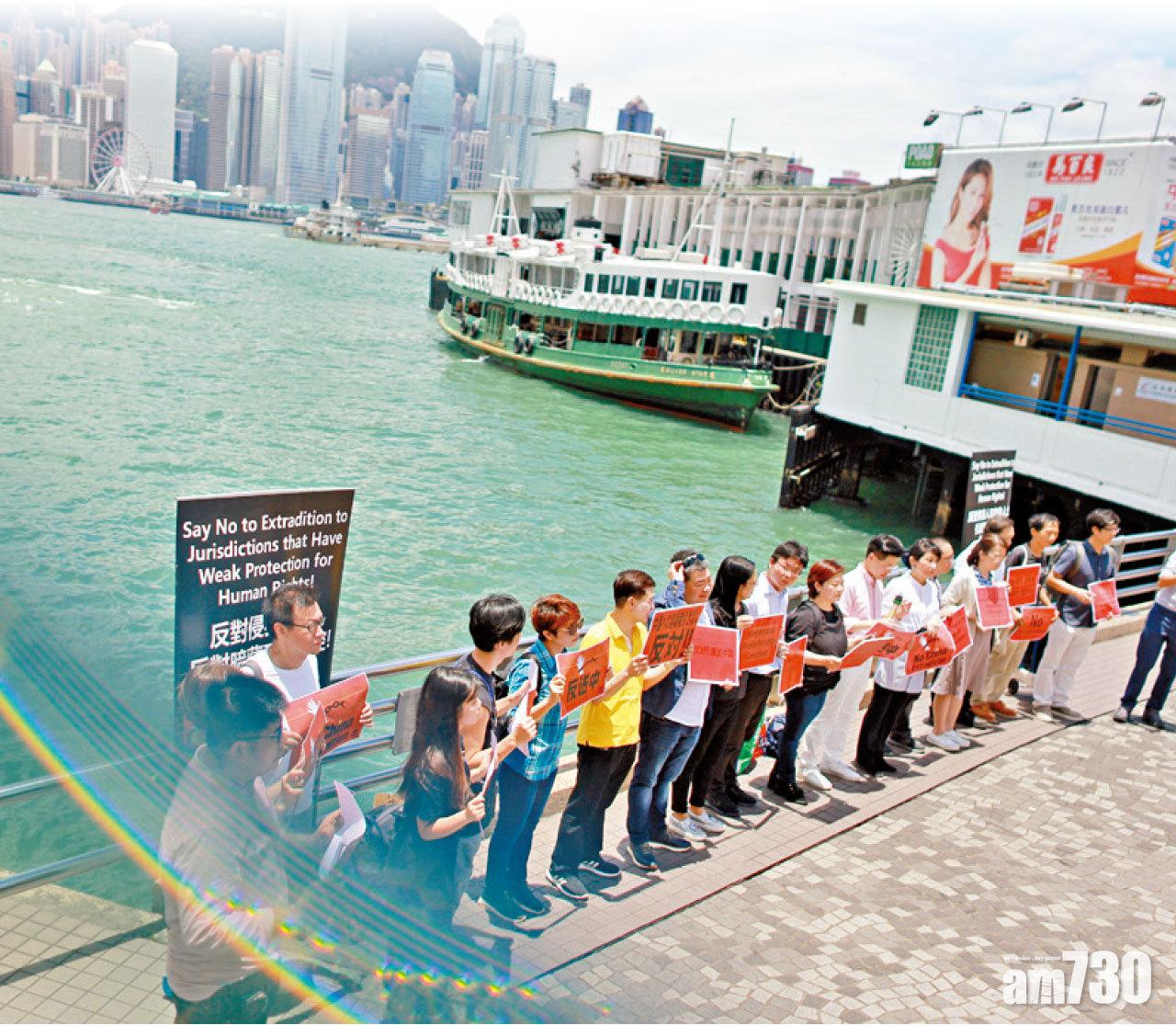 6國13市發起聲援 團體持多國語言標語反修例
