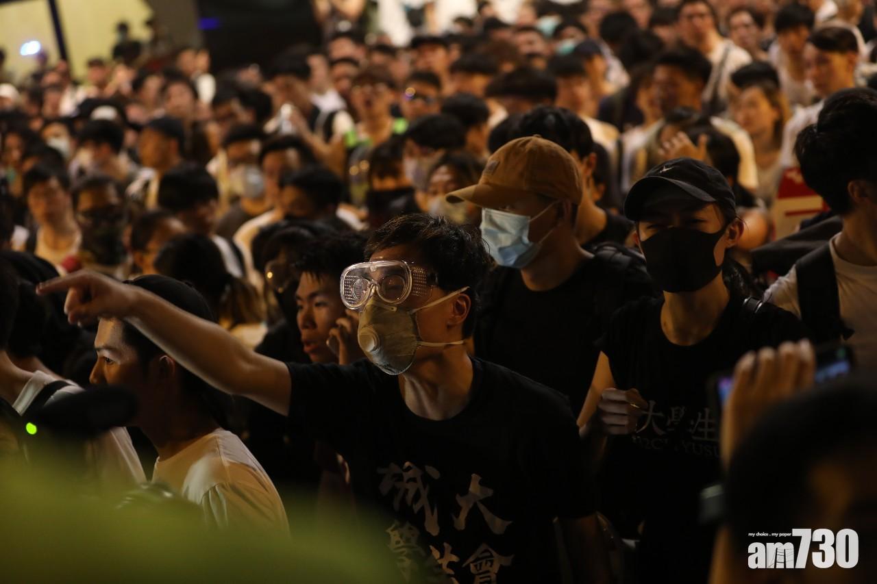【反修例遊行】有學生動源成員在海富中心外戴上口罩眼罩未知意圖