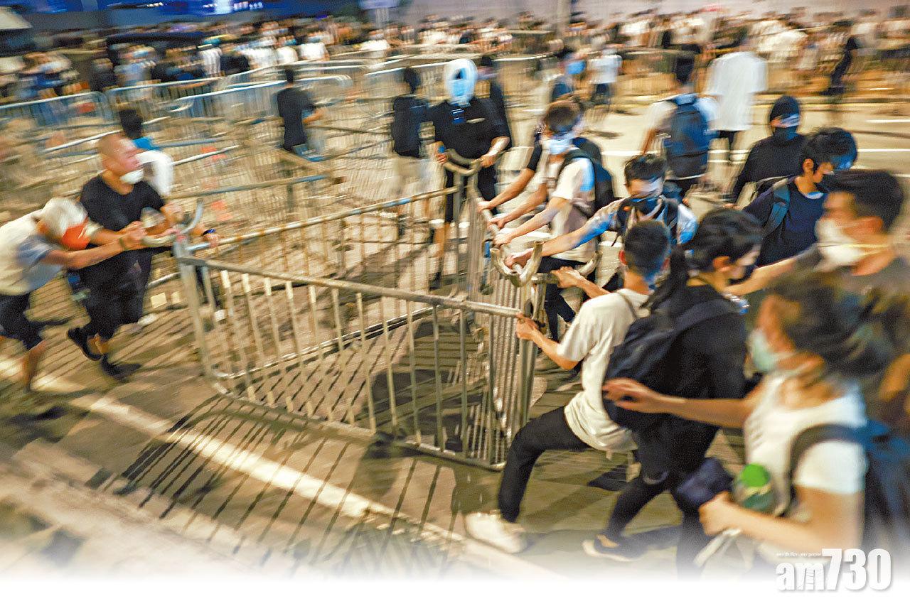 立法會外午夜起衝突 19人被捕多人受傷