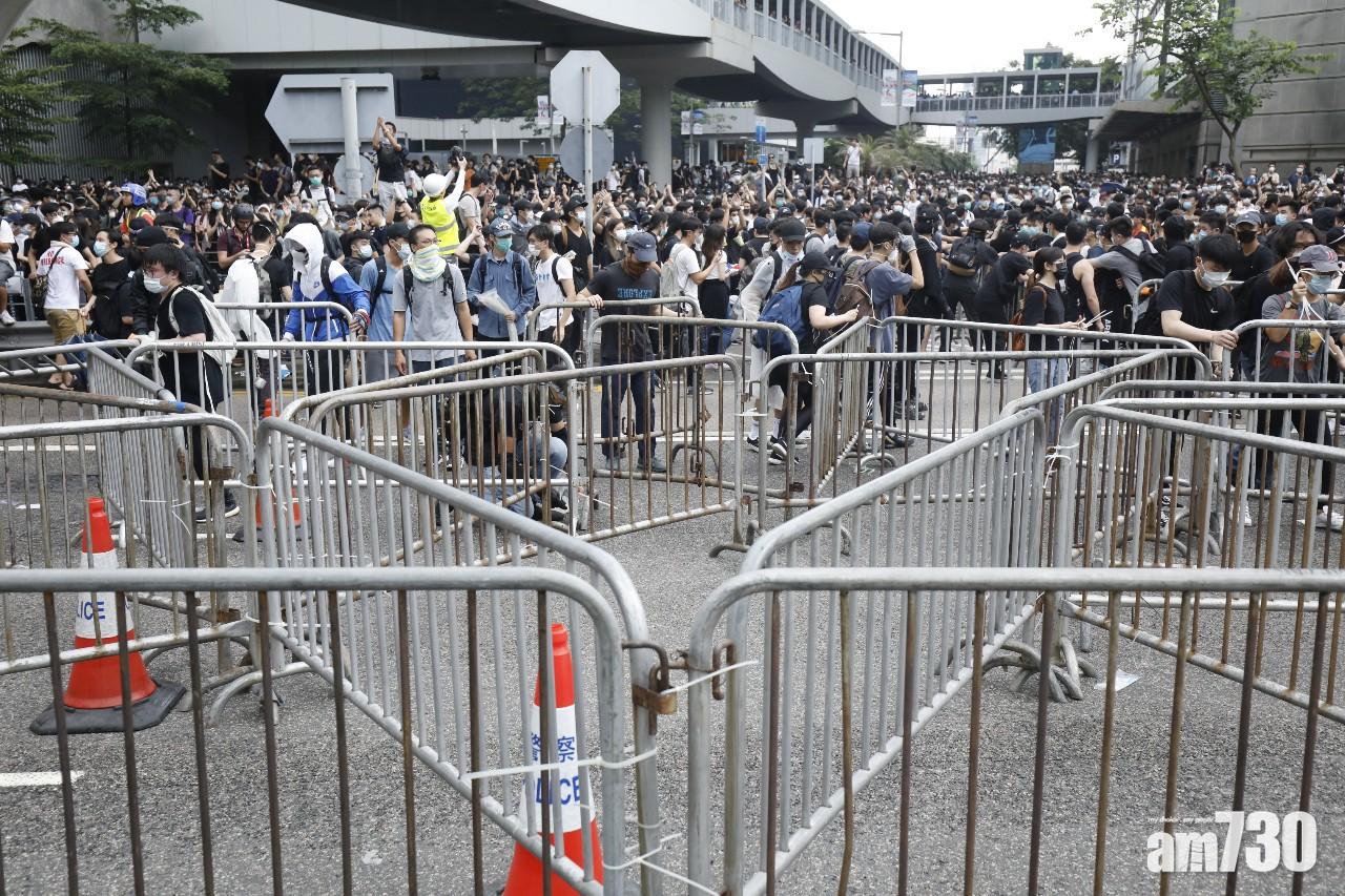 【反修例】龍和道東西行線受阻  示威者設置鐵馬陣