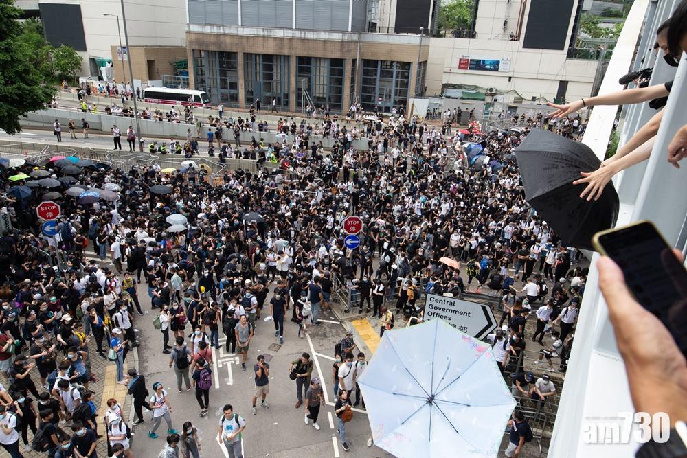 【反修例】政總示威者情緒升溫  部分人圖衝擊防線