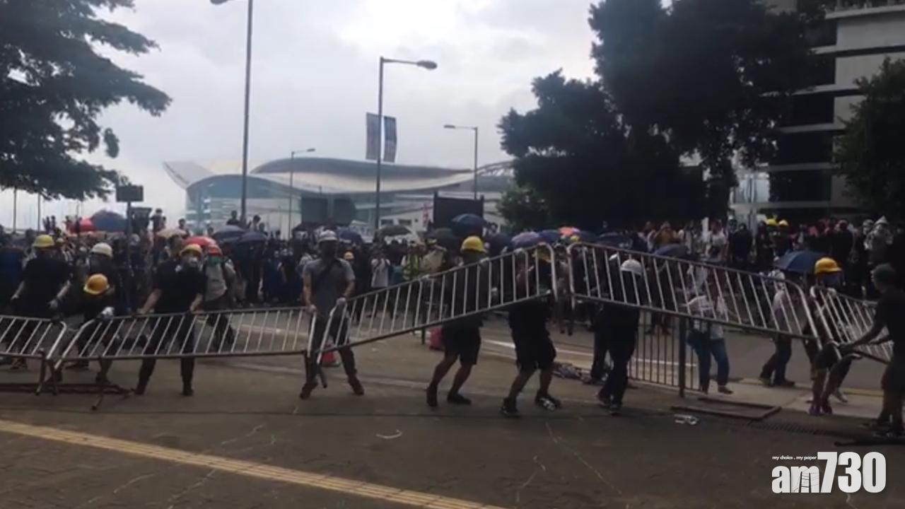 【反修例】對峙升溫 示威者衝防線 警揮棍還擊