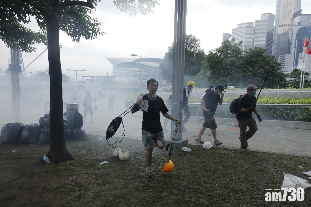 【反修例】示威者衝入立法會示威區 警方施放催淚彈