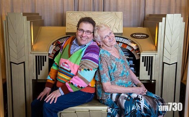 相差39歲 婆孫戀蜜月逾十年