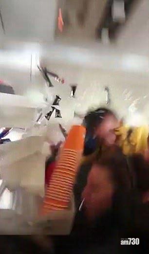 【九霄驚魂】客機遇氣流10傷 空姐飛撞天花板(有片)