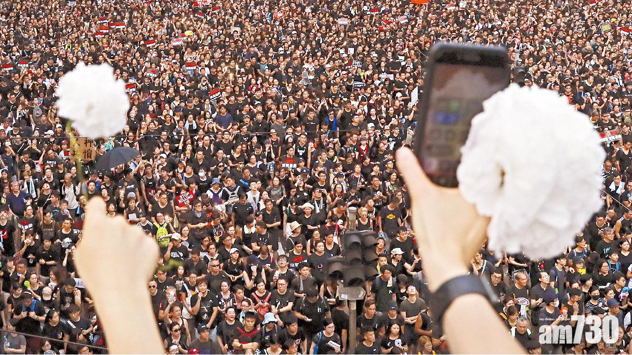 示威唱Do You Hear the People Sing  作詞人哽咽︰精神與港人同在