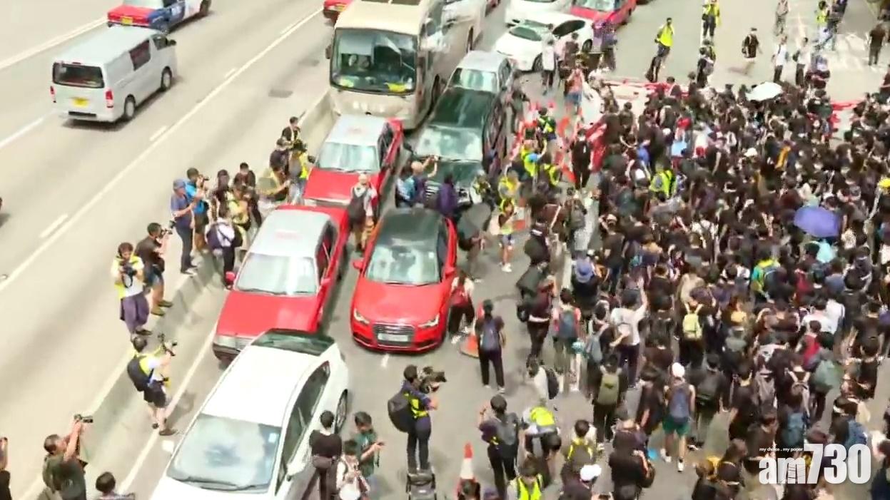 【包圍警總】示威者讓出部分行車線讓車輛出入