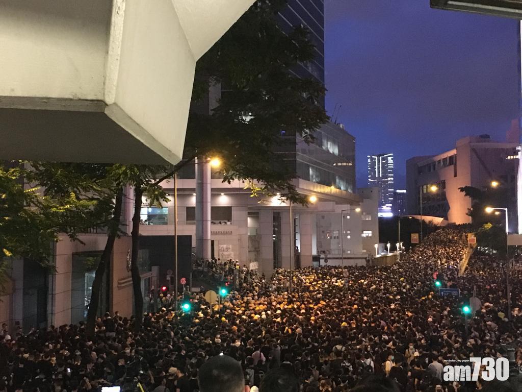 【逃犯條例】包圍警總示威者凌晨散去 夏愨道金鐘道恢復通車