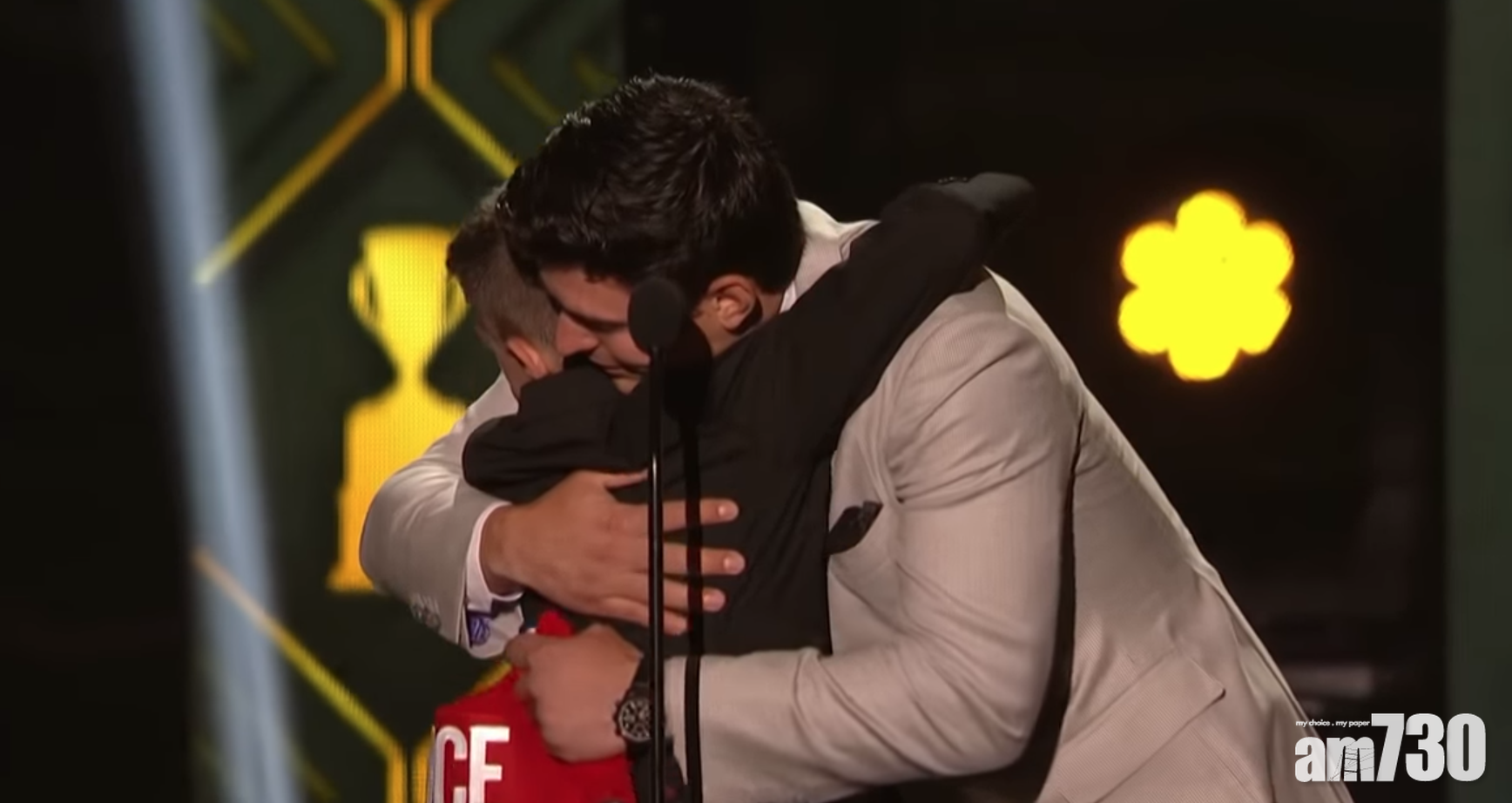 【咁都得？】球星出席頒獎禮　竟攞老婆內褲當袋巾