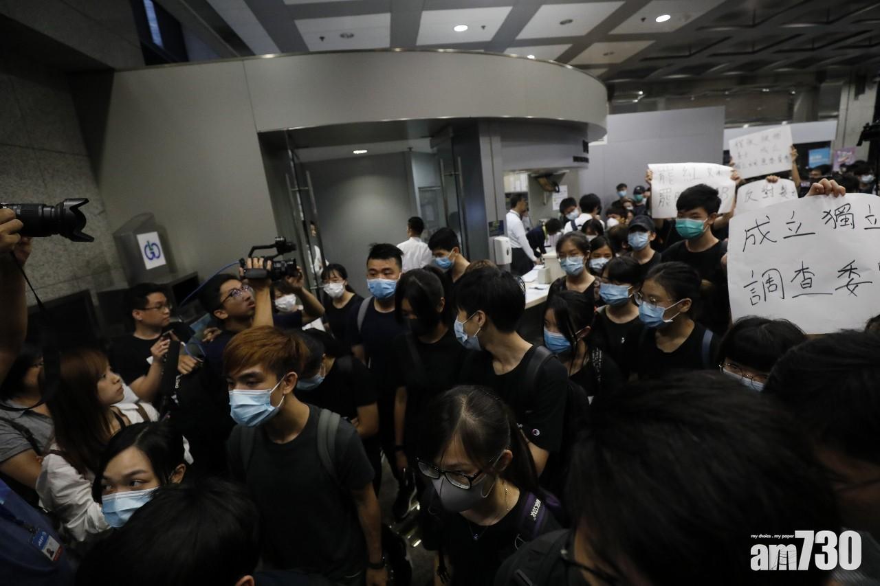 【逃犯條例】近百名示威者湧入稅務大樓