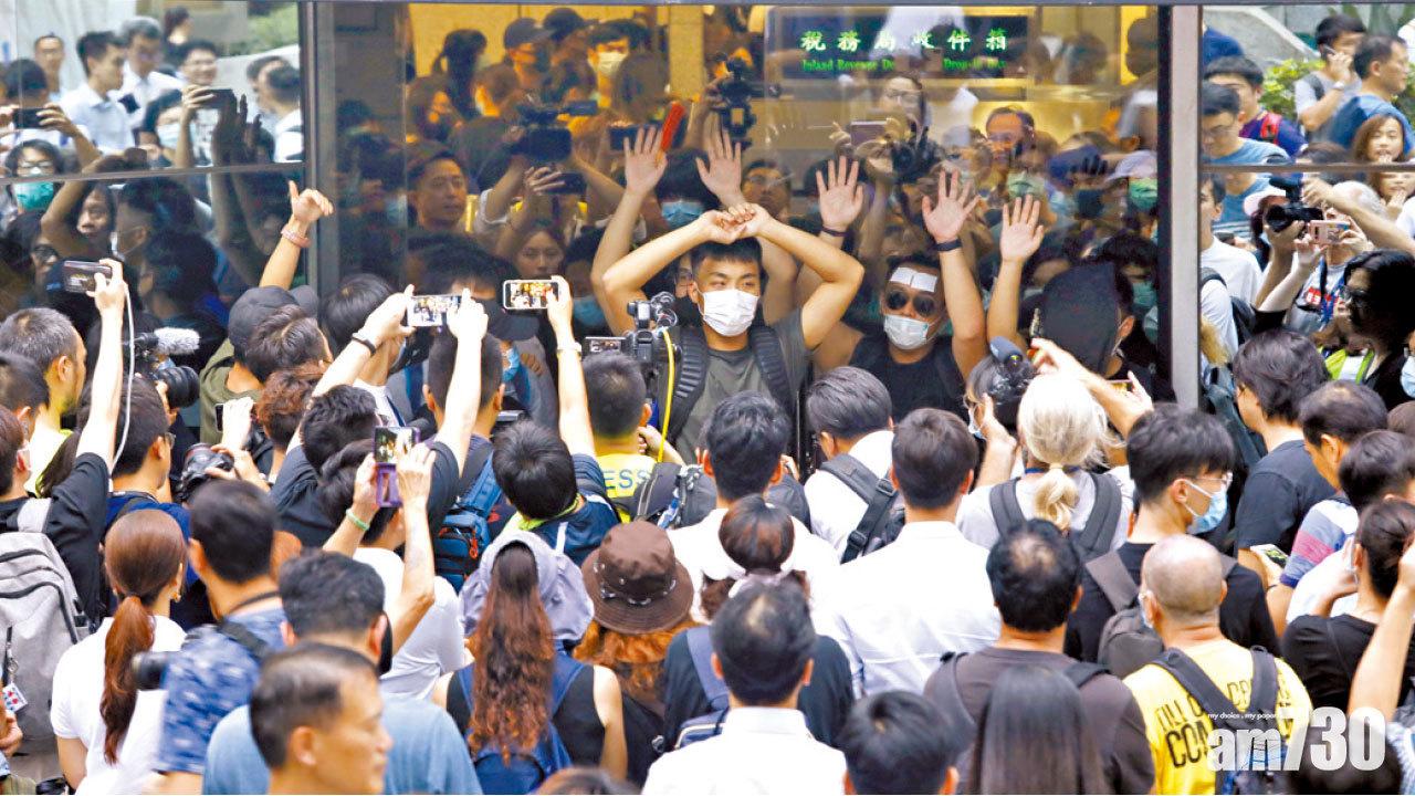 示威者佔領稅務大樓 部分政府部門一度暫停服務