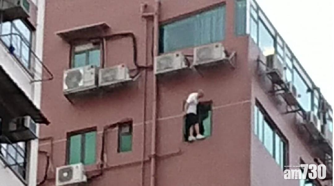 男子金輪大廈危站窗邊