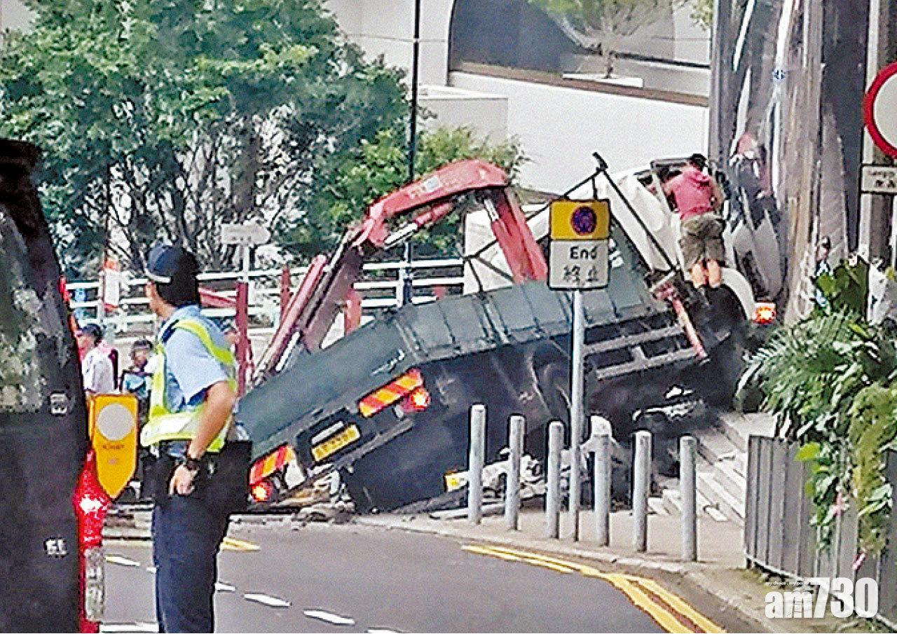 花園道落斜失控撞2車 吊臂車剷上行人路4傷