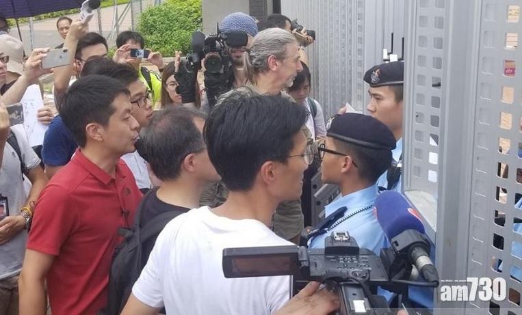 【中環海濱】民主派議員及團體擬入軍用碼頭抗議　遭警員阻止後離開