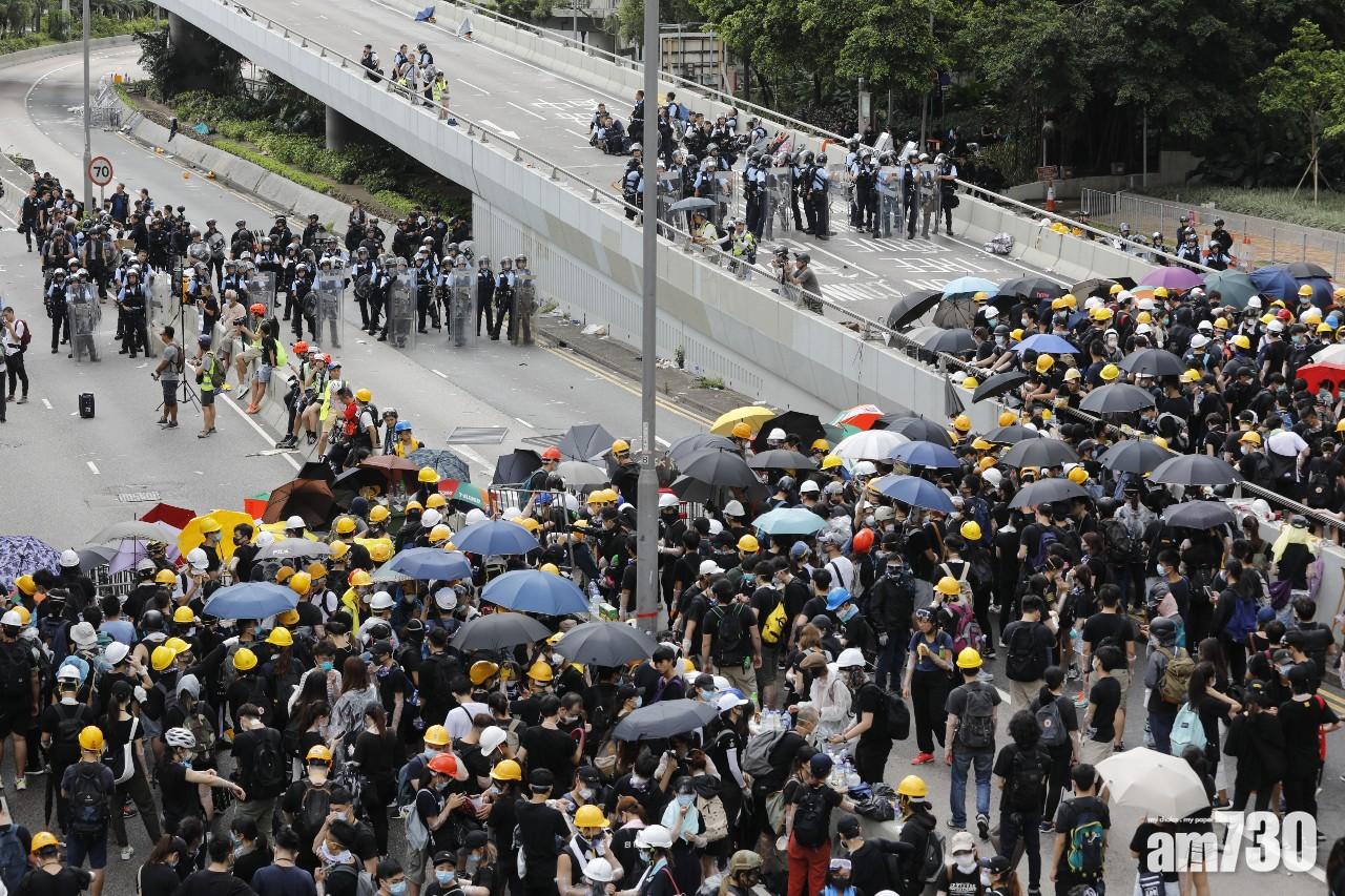 【七一回歸】13警遭投擲不知名液體送院 「O記」跟進