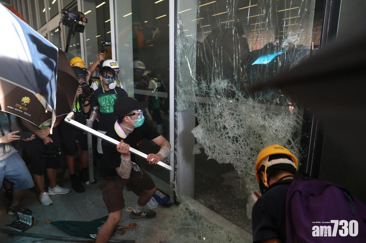 有示威者進入立法會大樓內