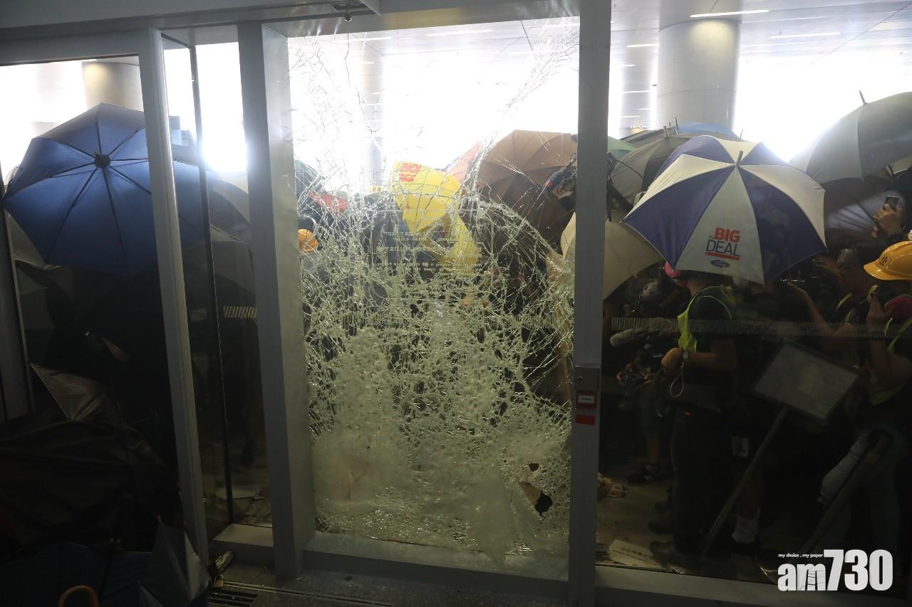 立法會示威區開始被衝擊