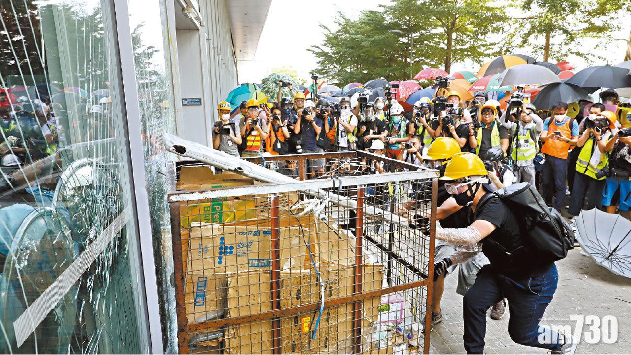 示威者鐵籠車撞立會