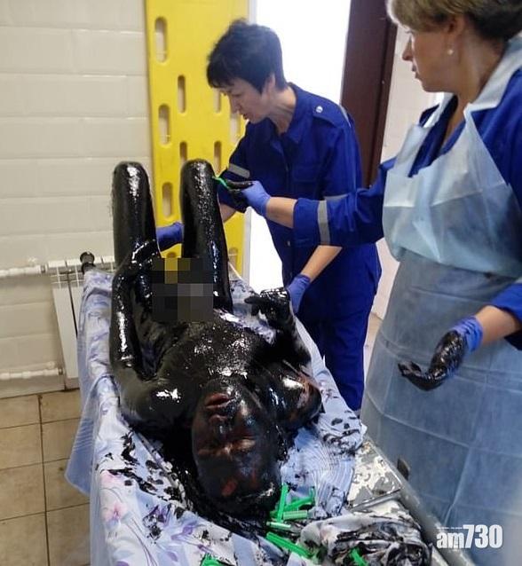 【OMG】意外跌入瀝青池 男子成黑膠人