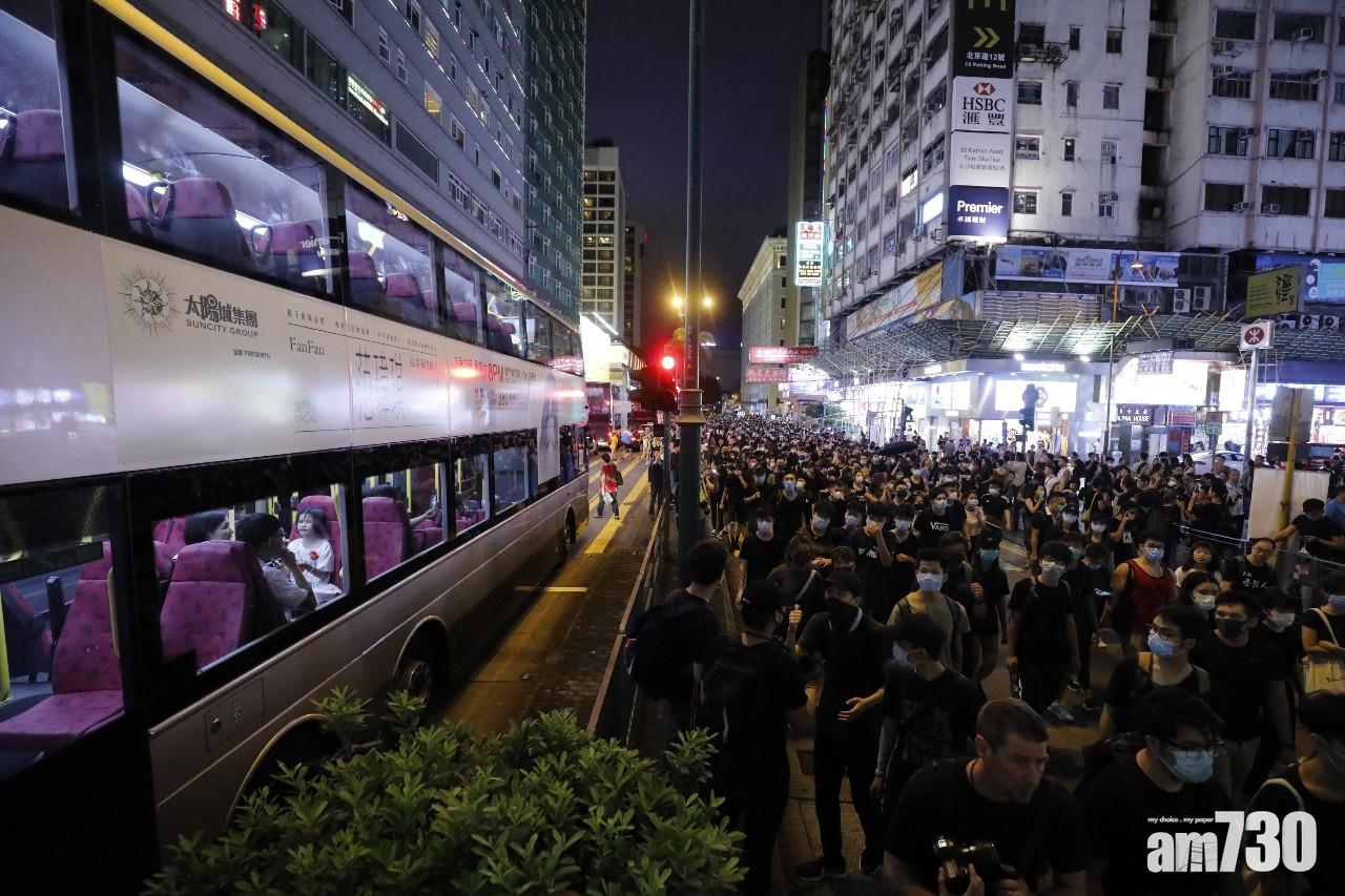 【反修例遊行】有在尖沙咀聚集的示威人士再走入彌敦道
