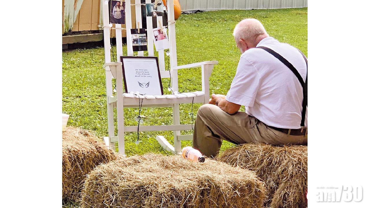 孫女婚禮為已逝祖母留席 祖父空凳念妻 網民淚崩