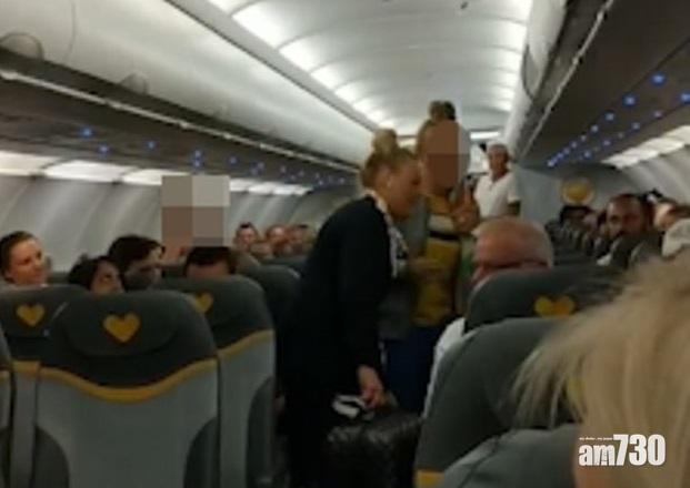 【大快人心】鬧回教乘客「恐怖分子」拒同機 兩惡女犯眾憎反被趕走(有片)