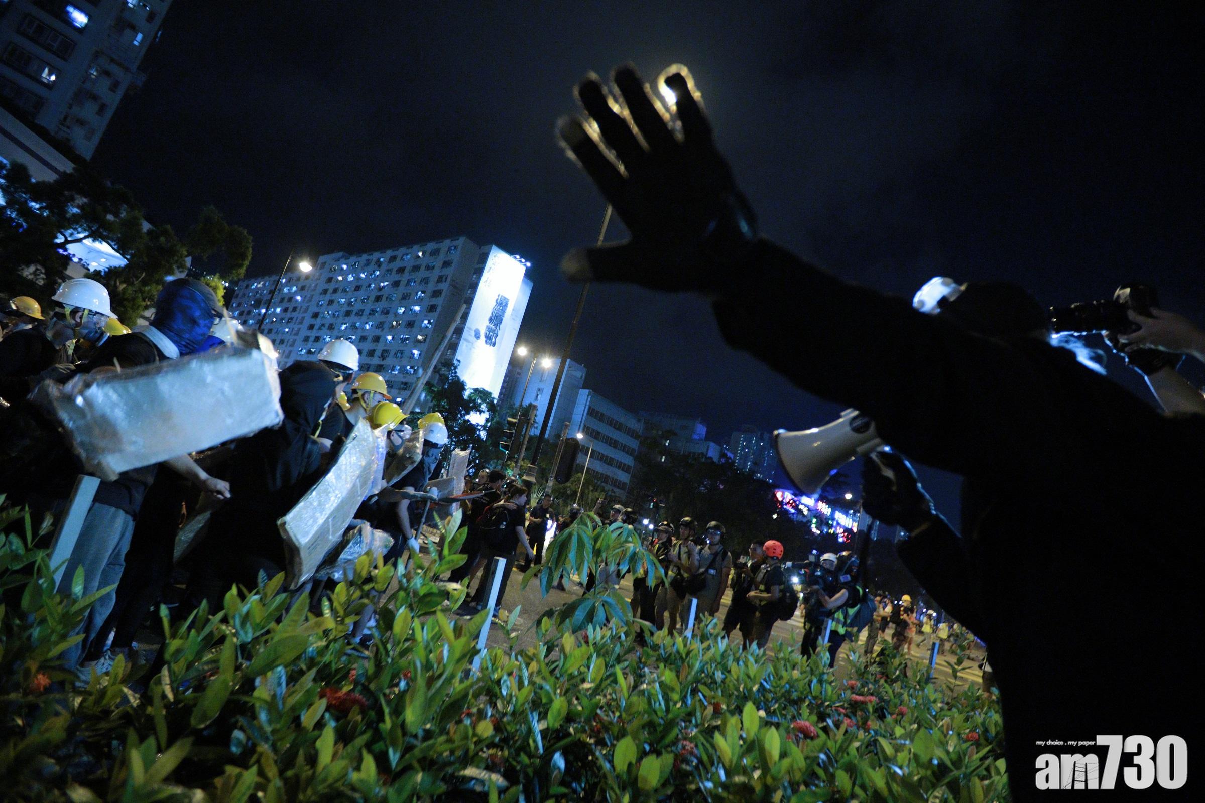 【反修例遊行】警方準備驅散沙田聚集的示威者