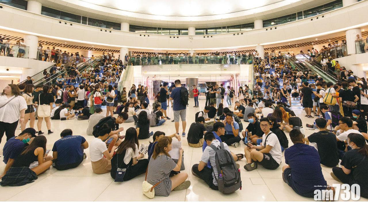 被指引警入商場 市民促新地交代