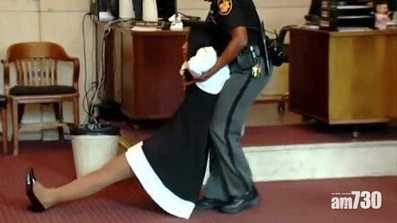 【丟架】堅持清白拒服刑  徇私法官被拖出法庭(有片)