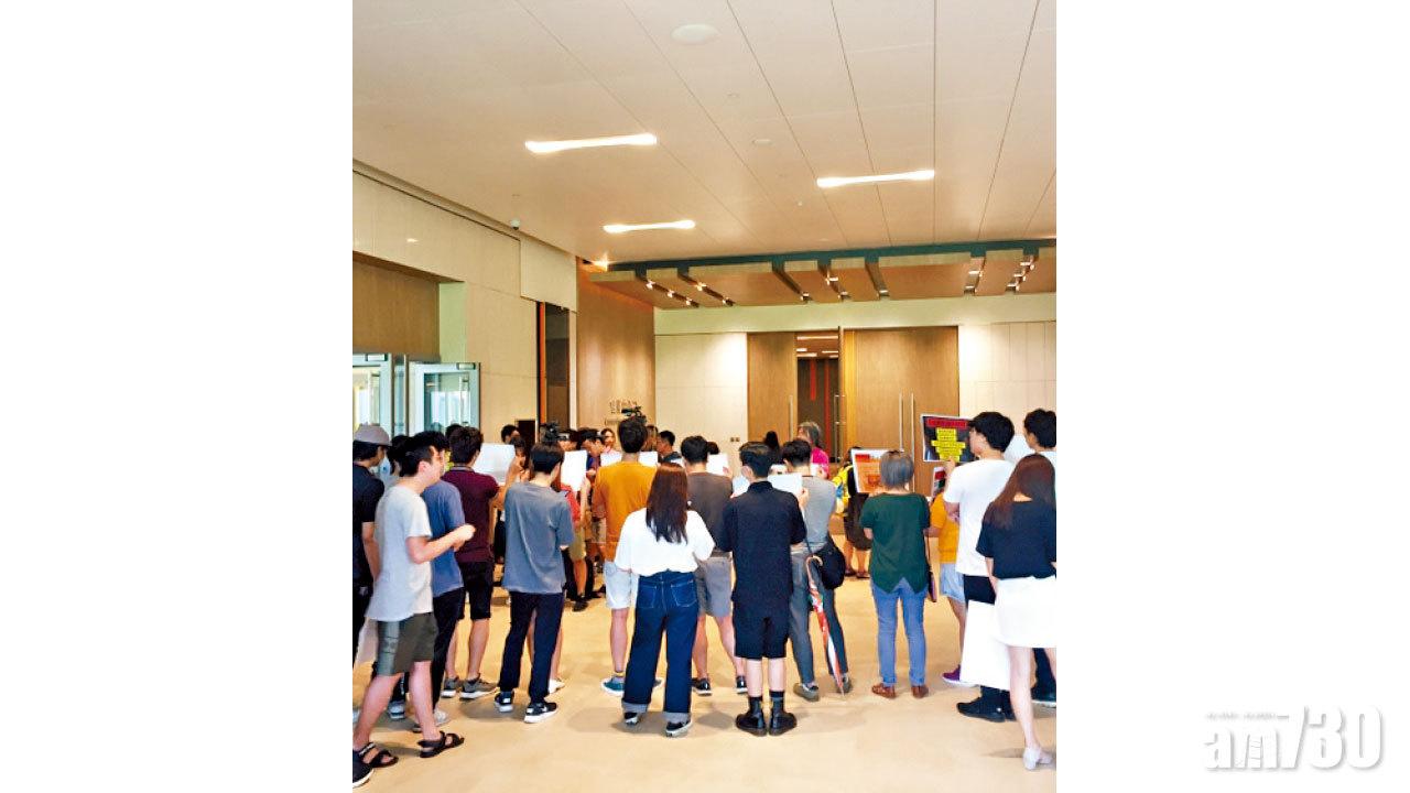 施政報告諮詢會被狙擊 林鄭「甩底」