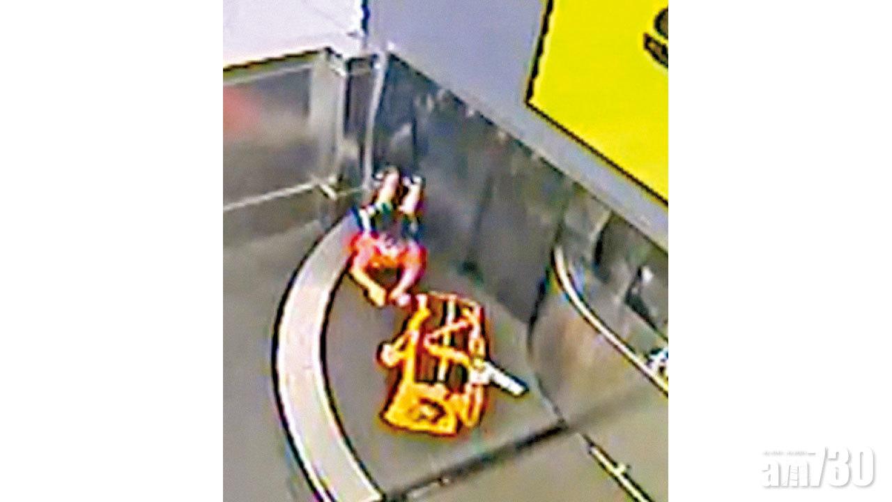 2歲童趁無人看管 爬輸送帶運至禁區