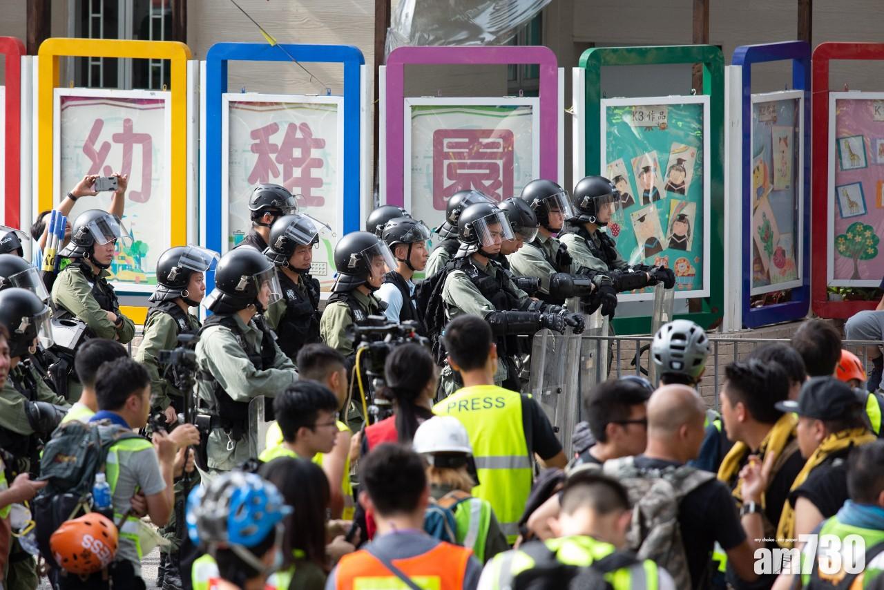 【元朗遊行】南邊圍外有示威者與警方對峙  警方出示紅旗