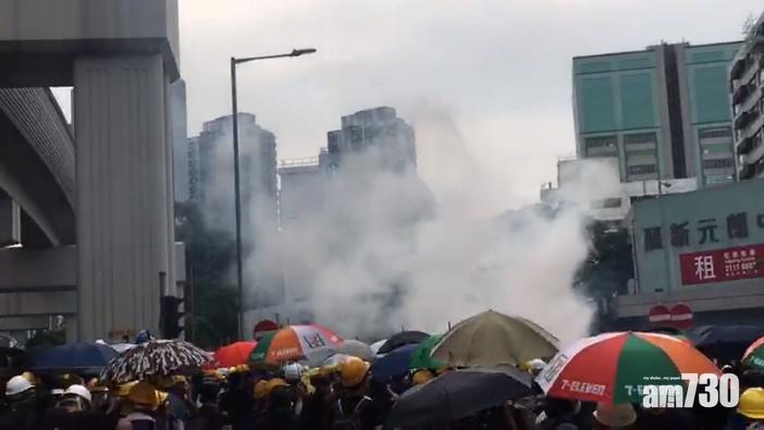 【元朗遊行】麗新元朗中心外再爆衝突  警方再施放多枚催淚彈