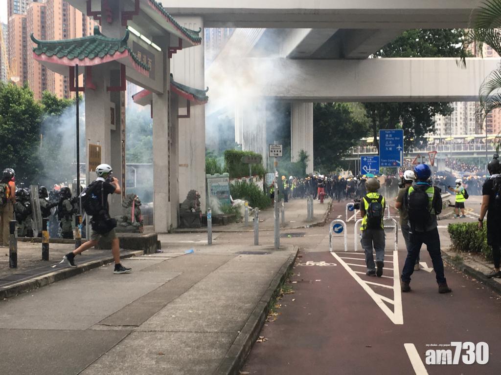 【元朗遊行】警方從西邊圍村及麗新元朗中心向示威者施放催淚彈