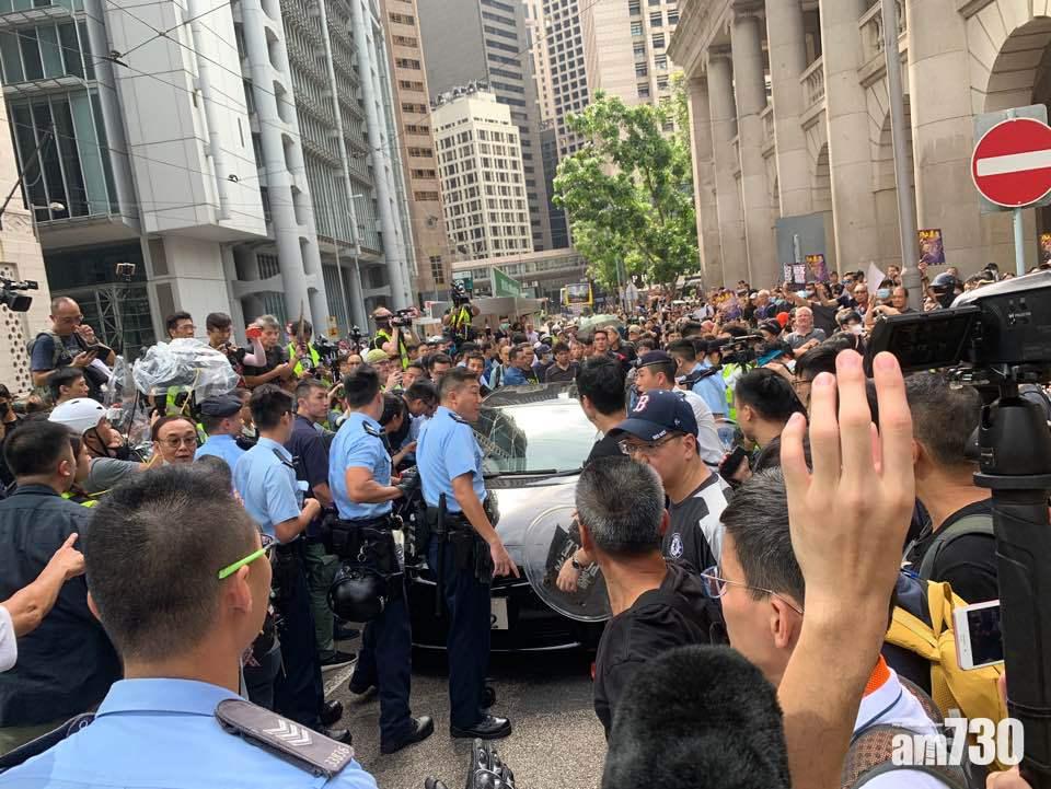 中環遮打花園一批市民走出馬路