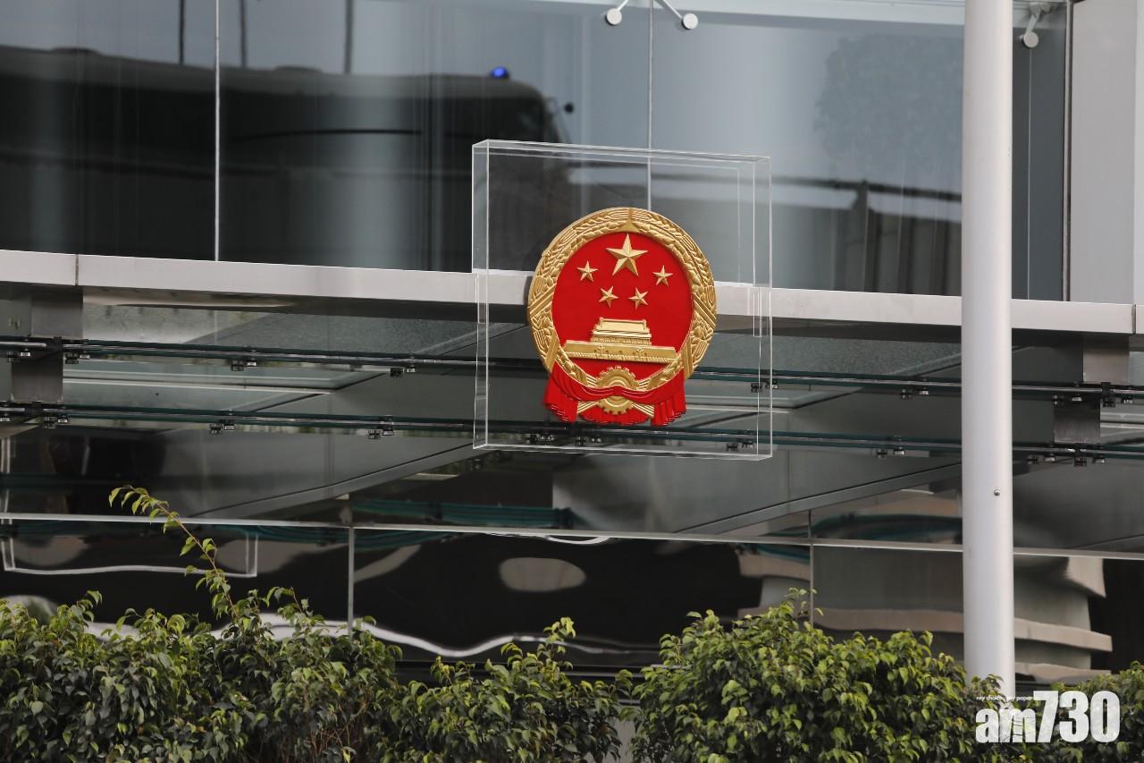 防暴警察在上環西區警署外布防